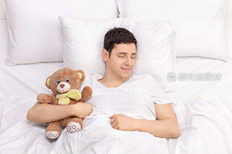 跟泰迪熊睡觉的快乐男人