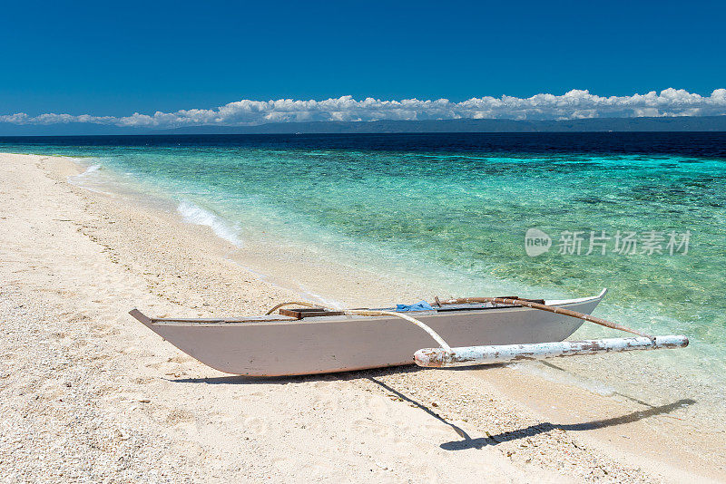 在Balicasag岛，美丽的海滩对着海景和小船