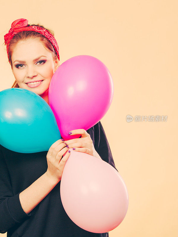 快乐微笑的女人与气球。