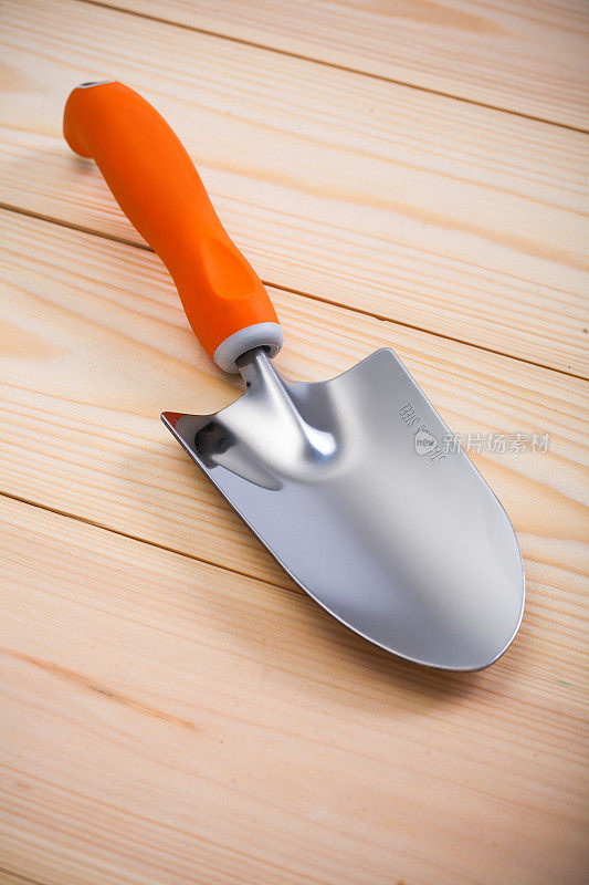 园艺手工具。橙柄铁锹