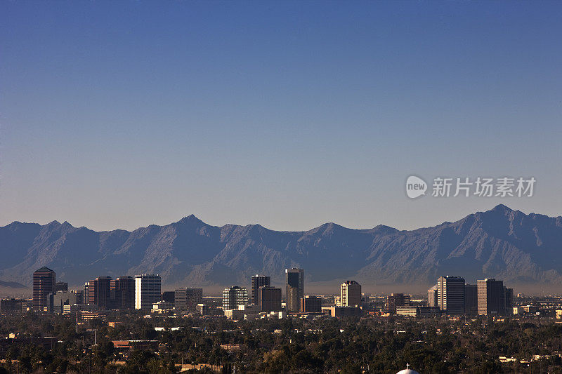亚利桑那州凤凰城的天际线与远处的山脉