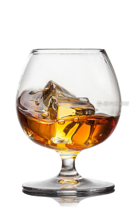 将加冰的威士忌倒入杯中，与白酒隔离