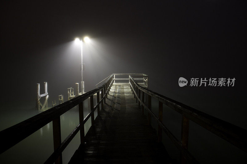 雾天的码头