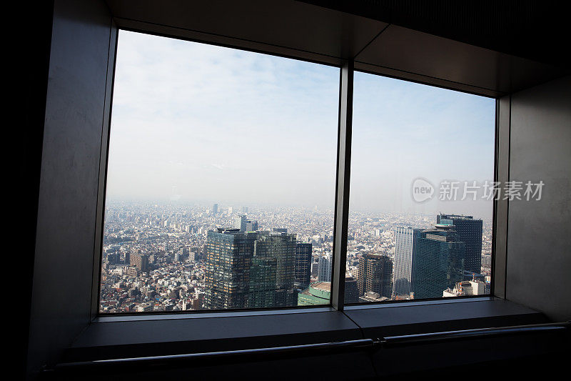 日本东京新宿区的摩天大楼窗外景色。