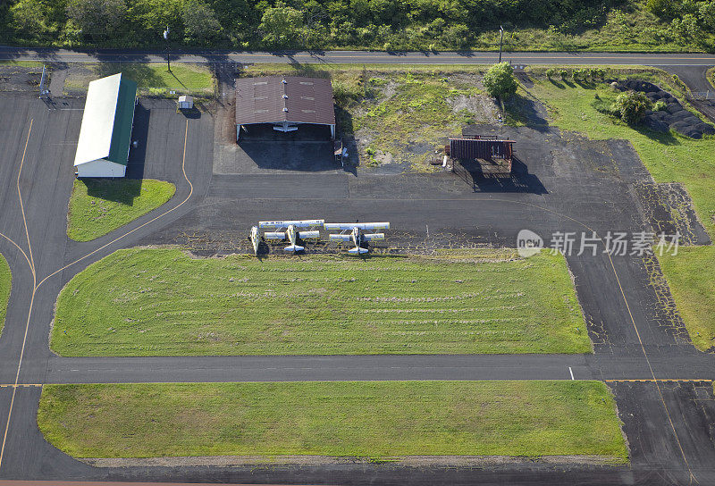 机库附近停机坪上的老式双翼飞机