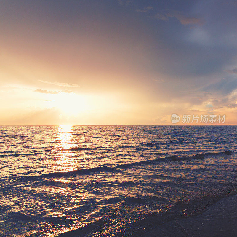 夕阳下的大海