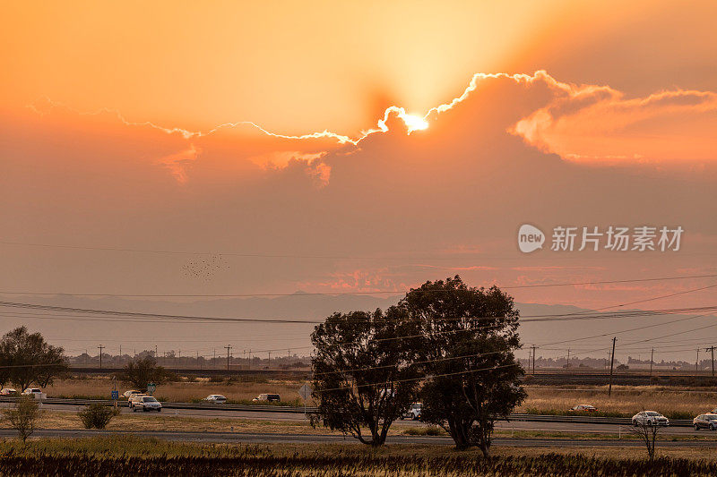 日落在I-80高速公路到萨克拉门托，加州