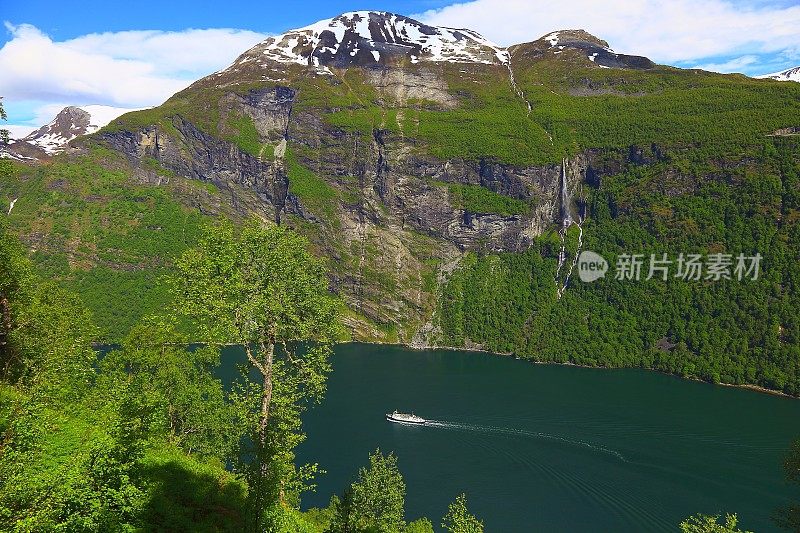 挪威天堂:Geirangerfjord景观和船舶穿越水域，挪威，斯堪的纳维亚半岛