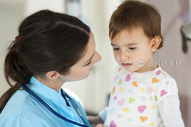 儿科医生在看宝宝