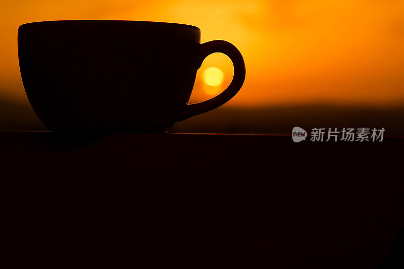 日落时分，一杯浪漫的咖啡或茶