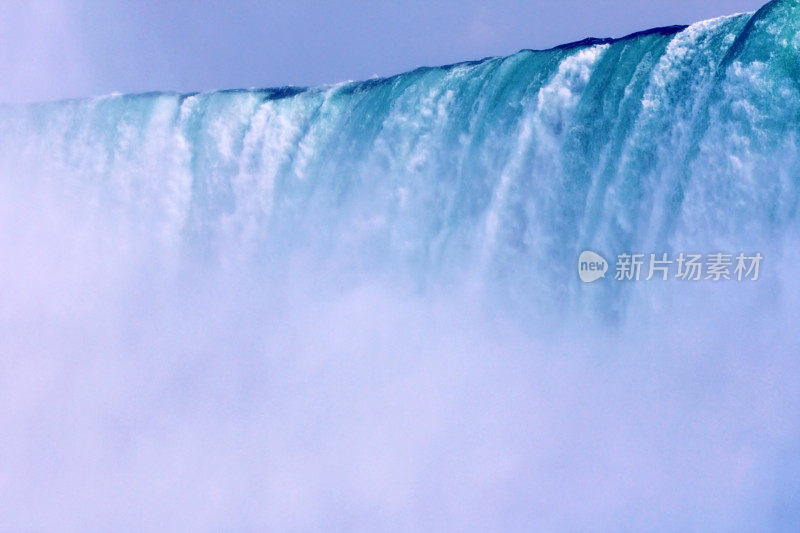 尼亚加拉大瀑布的蓝色飞溅瀑布风景。