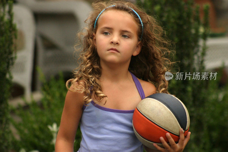 卷发女孩，打篮球