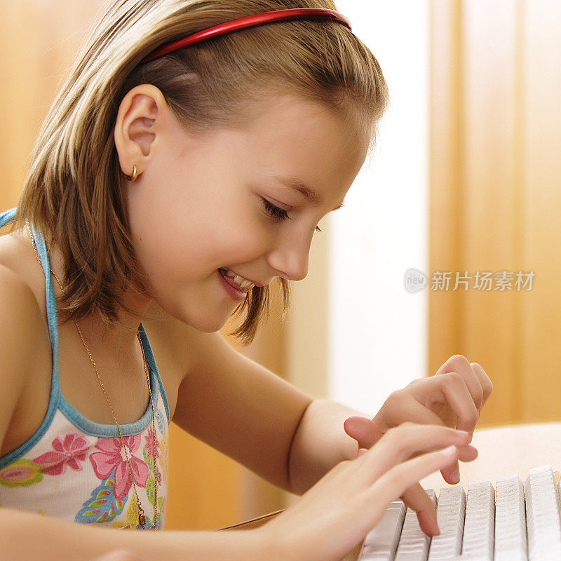 女孩玩电脑