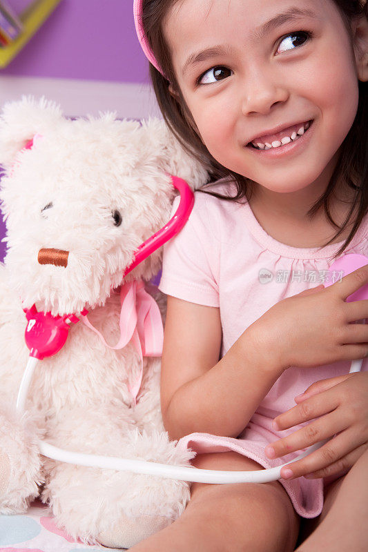 可爱的小女孩扮演泰迪熊的医生