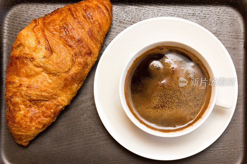 欧式早餐，咖啡和羊角面包