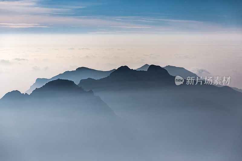 伦巴第阿尔卑斯山的景色