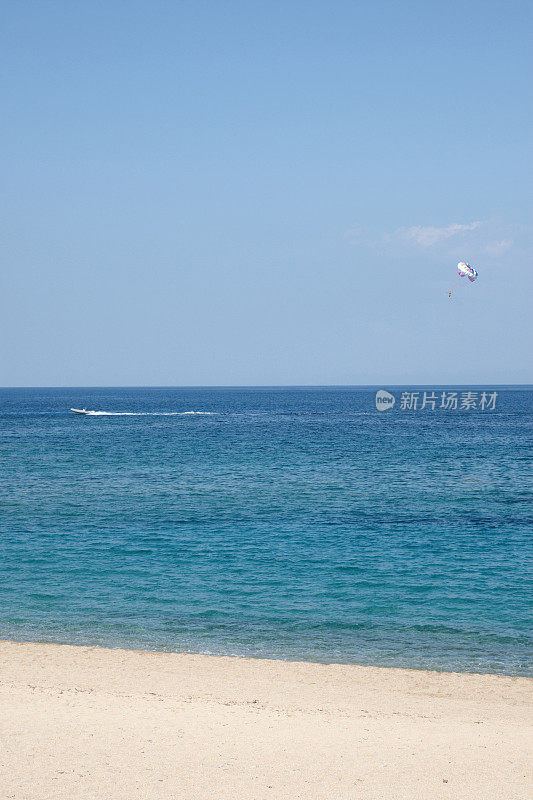 在地中海海滩上滑行