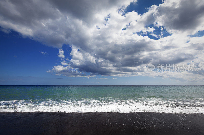 黑沙滩海景