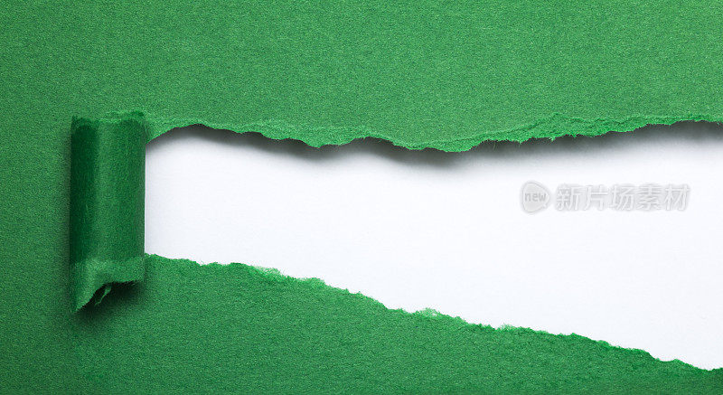 撕破的绿纸背景;添加你的措辞