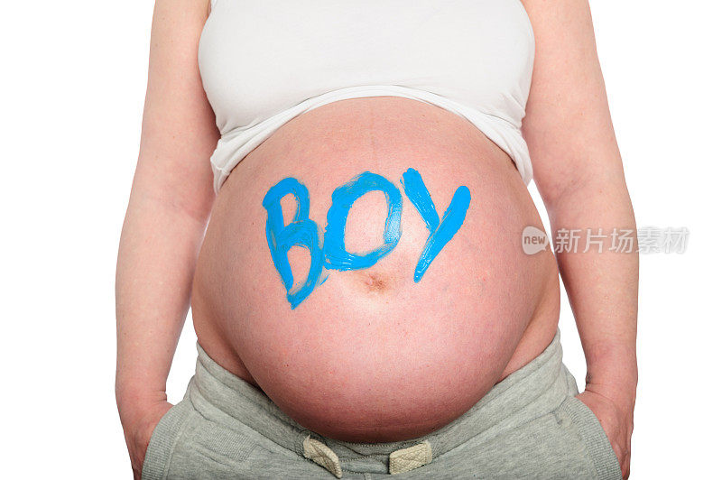 在怀孕的肚子上写着“男孩”