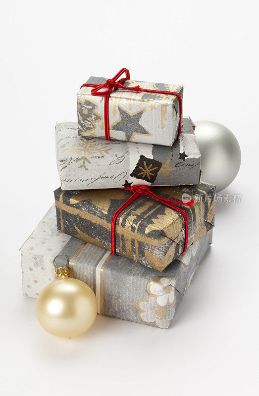 包装好的礼物和圣诞球