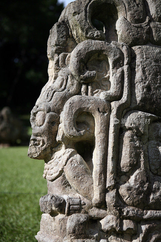在哥伦布发现美洲前城市的古代神的面孔