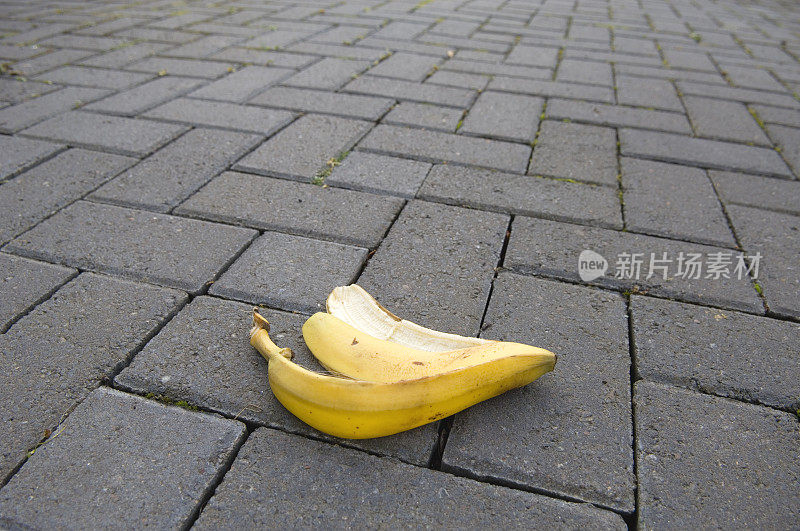人行道上的香蕉皮