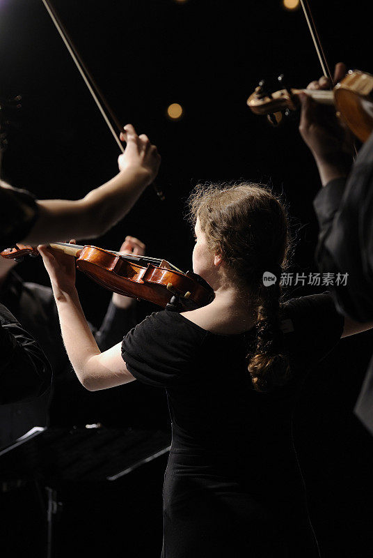 小提琴手在音乐会