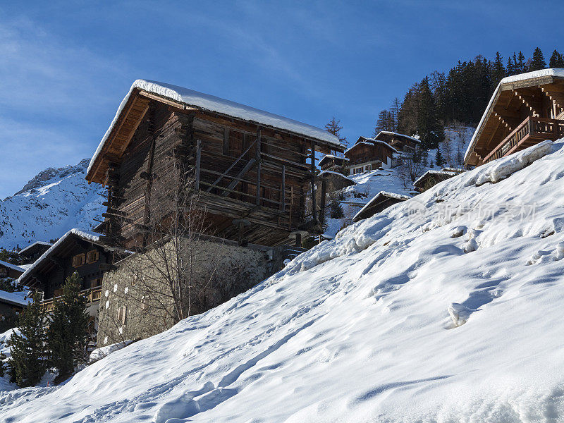 雪覆盖的瑞士高山小屋和村庄