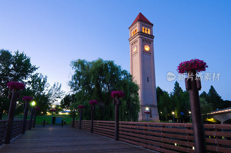 华盛顿州斯波坎市河滨公园夜间的钟楼