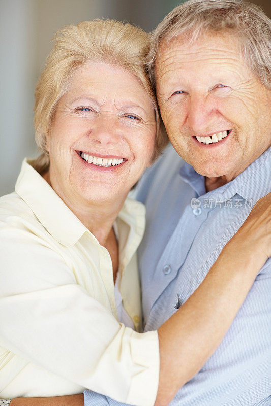 可爱的老夫妇微笑着拥抱在一起