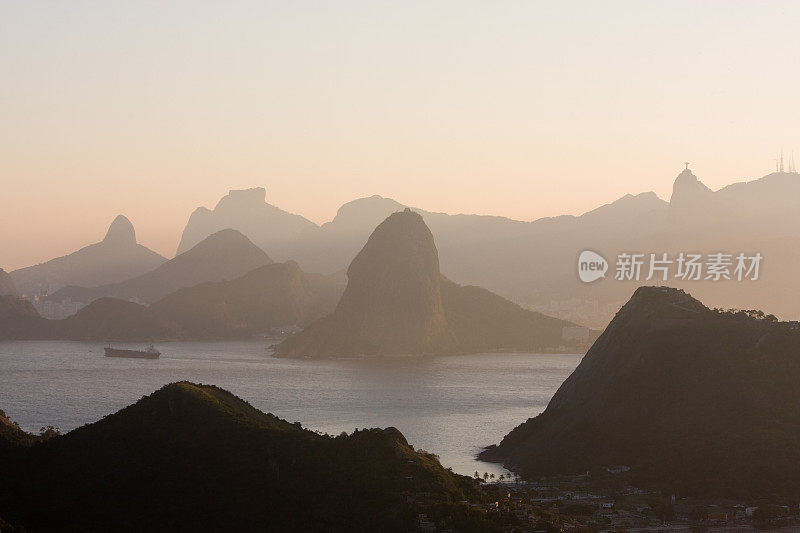 夕阳下的里约热内卢