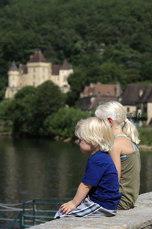 小男孩和小女孩俯瞰多尔多涅河