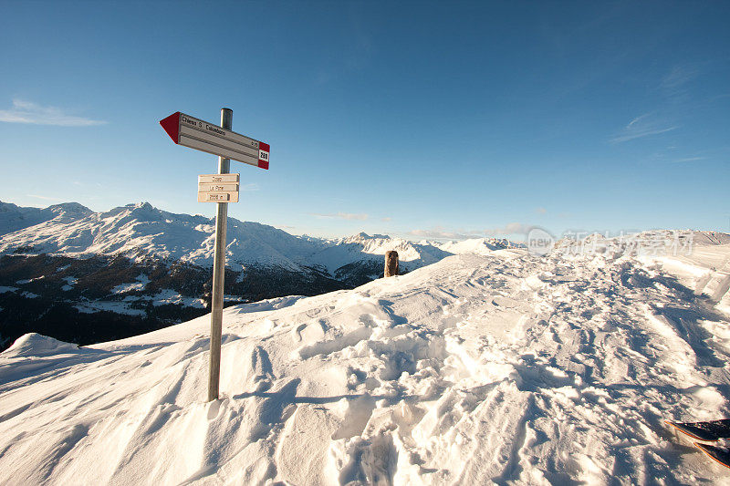 在白雪皑皑的意大利阿尔卑斯山上的标牌