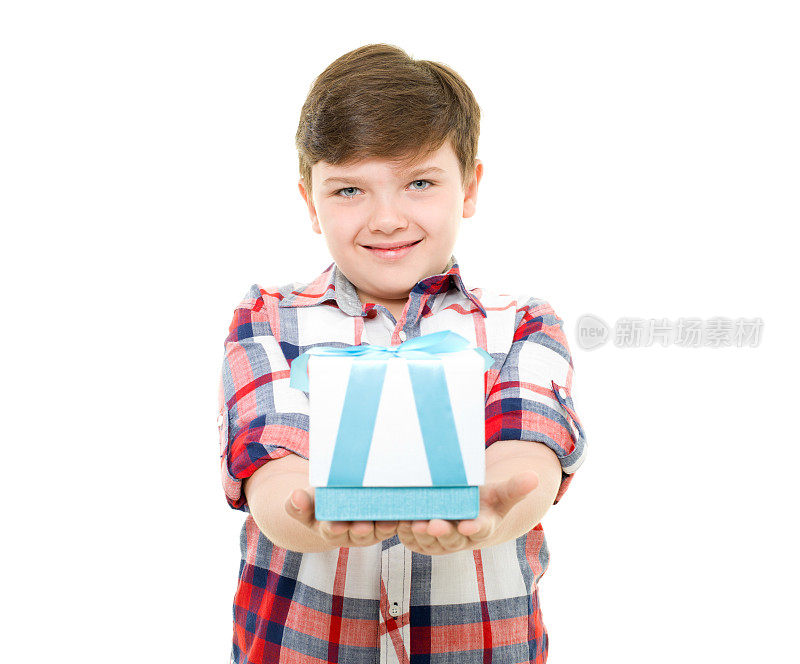 快乐的小男孩和礼盒