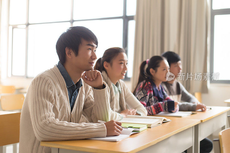 一群大学生在教室里学习