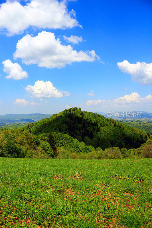 五月的山景。Beskid,波兰。