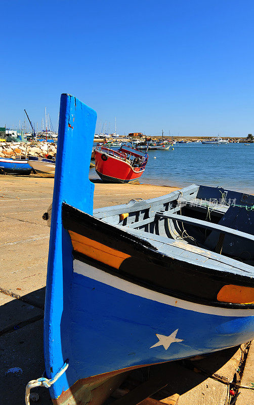 葡萄牙阿尔加维港口的渔船