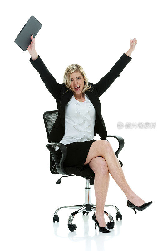 愉快的女商人坐在椅子上欢呼
