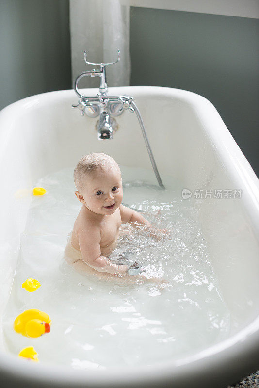 宝宝和塑料黄色的鸭子一起洗澡