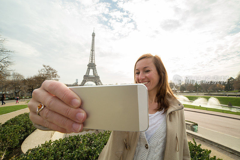 兴高采烈的游客在巴黎埃菲尔铁塔自拍