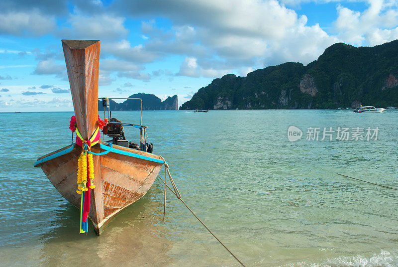 日落海滩与长尾船复制空间