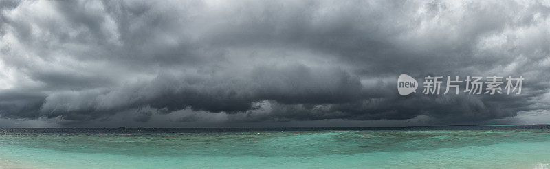 季风雷雨接近天堂中的岛屿马尔代夫