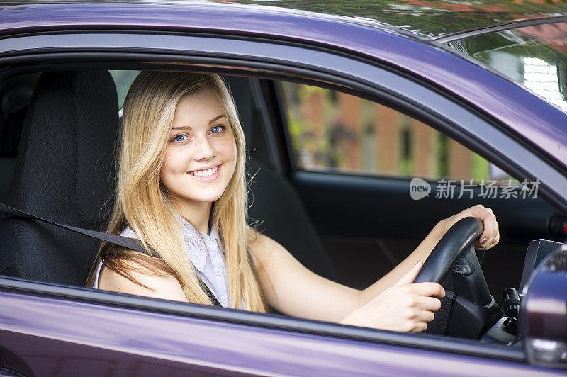 年轻女子开着她的车