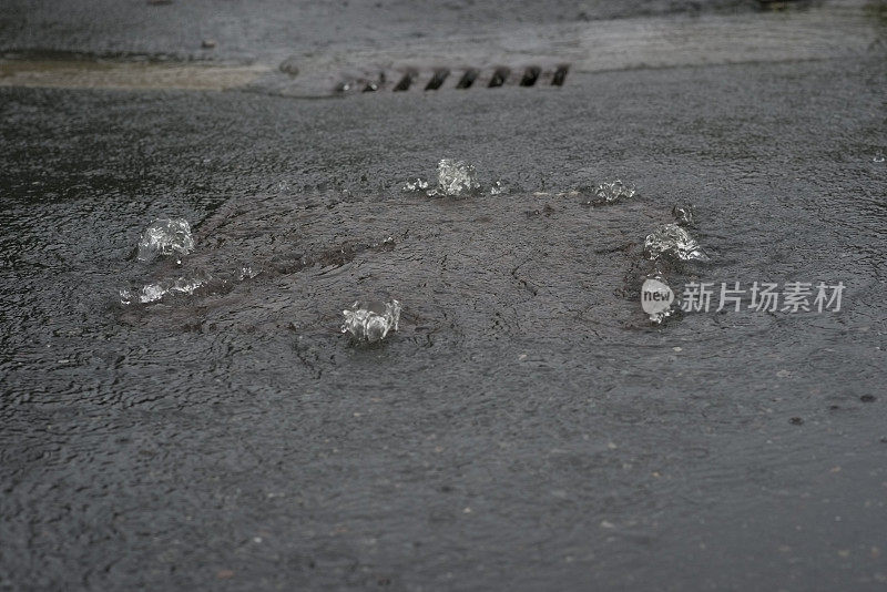 英国路上有洪水和暴雨