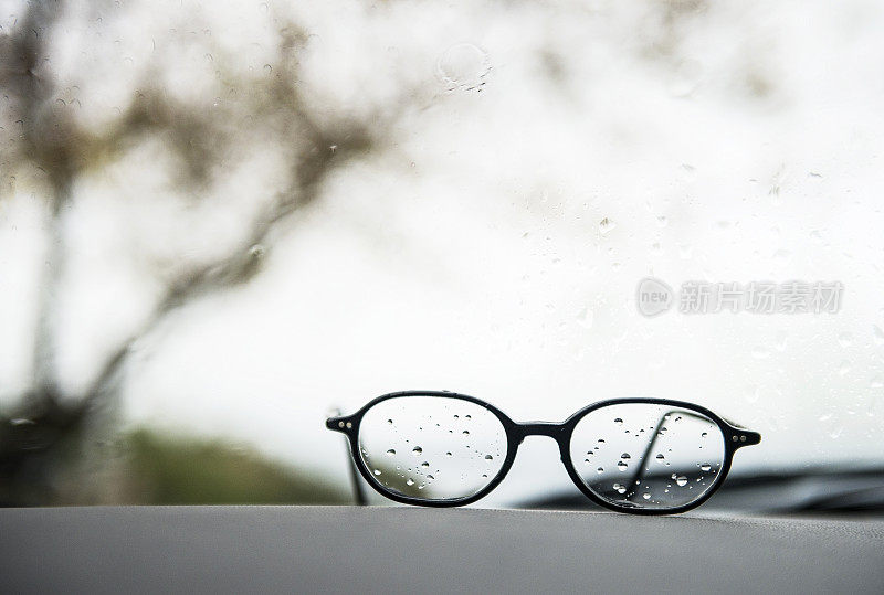 在车里的玻璃上有雨滴