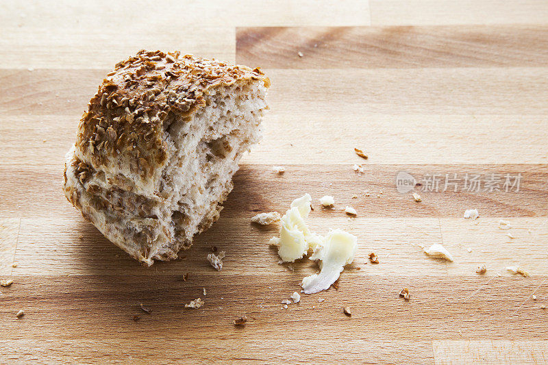 切菜板上的一片面包和白脱奶油