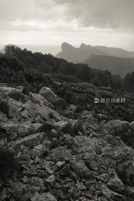 马略卡岛远处地平线上的富马特山