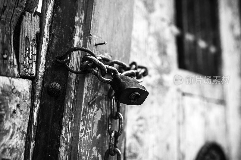 黑白锁的旧门