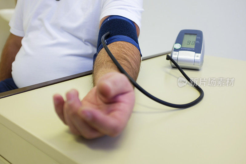 病人在医生的办公室....测量血压